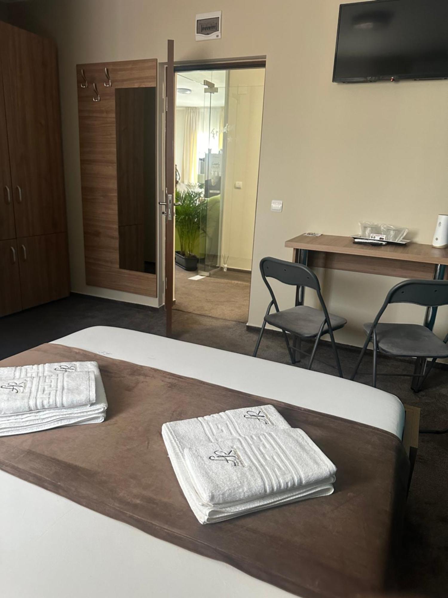 Hotel Freedom&Relax Buzău Esterno foto
